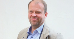 Uldis Salmiņš, AS "Skulte LNG Terminal" valdes loceklis: "Neesam metuši plinti krūmos, jo šāda veida projekti tiek realizēti ilgtermiņā, pasaules pieredze rāda, ka tie tiek īstenoti daudzu gadu garumā. Nevis likums būs tas, kas noteiks, vai terminālis Skultē tiks uzbūvēts, bet gan ekonomiskais pamatojums." Uldis Salmiņš, AS "Skulte LNG Terminal" valdes loceklis: "Neesam metuši plinti krūmos, jo šāda veida projekti tiek realizēti ilgtermiņā, pasaules pieredze rāda, ka tie tiek īstenoti daudzu gadu garumā. Nevis likums būs tas, kas noteiks, vai terminālis Skultē tiks uzbūvēts, bet gan ekonomiskais pamatojums."