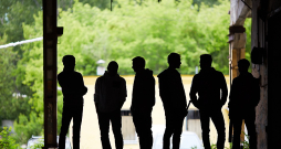 Zviedrijā noziedzīgās grupās tiek vervēti jaunieši un pat bērni. Tas notiek līdzīgi, kā bruņotajos konfliktos tiek vervēti bērni karavīri – ar varas, statusa un naudas vilinājumu, bet dažkārt – ar draudiem un piespiešanu. Zviedrijā noziedzīgās grupās tiek vervēti jaunieši un pat bērni. Tas notiek līdzīgi, kā bruņotajos konfliktos tiek vervēti bērni karavīri – ar varas, statusa un naudas vilinājumu, bet dažkārt – ar draudiem un piespiešanu.