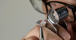 Pēc Krievijas dimantu tirgotāja "GRIB Diamonds" iekļaušanas ASV sankciju sarakstā ES ierēdņi izskata jautājumu, vai pret šo firmu būtu vēršamas arī ES sankcijas. Pēc Krievijas dimantu tirgotāja "GRIB Diamonds" iekļaušanas ASV sankciju sarakstā ES ierēdņi izskata jautājumu, vai pret šo firmu būtu vēršamas arī ES sankcijas.