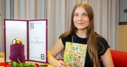 Bratislavas biennāles Zelta ābola ieguvēja Anete Bajāre-Babčuka.
