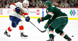 Uvis Balinskis (no kreisās) izdara metienu mačā pret Minesotas "Wild". Balinskis ir 28. Latvijas hokejists, kurš aizvadījis kaut vienu NHL maču. Uvis Balinskis (no kreisās) izdara metienu mačā pret Minesotas "Wild". Balinskis ir 28. Latvijas hokejists, kurš aizvadījis kaut vienu NHL maču.