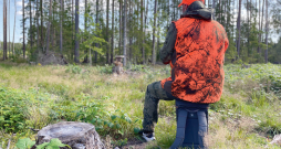 Košā Varmland Orange-Camo veste un Singi Stubben mugursoma/krēsls. 