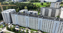 Dzīvokļa pirkšana šobrīd vairumam sabiedrības nav pa kabatai, tādēļ strauji aktualizējusies dzīvokļu īre. Taču te atkal problēma – īres namu trūkst un arī īres cenas daudziem nav paceļamas. Un valsts atbalstu šādu namu būvniecībai krasi sarežģījusi inflācija un būvniecības izmaksu pieaugums. Dzīvokļa pirkšana šobrīd vairumam sabiedrības nav pa kabatai, tādēļ strauji aktualizējusies dzīvokļu īre. Taču te atkal problēma – īres namu trūkst un arī īres cenas daudziem nav paceļamas. Un valsts atbalstu šādu namu būvniecībai krasi sarežģījusi inflācija un būvniecības izmaksu pieaugums.