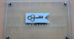 "Rīgas namu pārvaldnieks" logo.