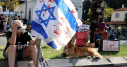 Izraēlas lielpilsētā Telavivā cilvēki ar asiņainu Izraēlas
karogu pieprasa, lai valdība panāktu palestīniešu teroristu gūstā nonākušo ķīlnieku atbrīvošanu. Teroristi aizveda sev līdzi
vairāk nekā 150 ķīlnieku. Izraēlas lielpilsētā Telavivā cilvēki ar asiņainu Izraēlas
karogu pieprasa, lai valdība panāktu palestīniešu teroristu gūstā nonākušo ķīlnieku atbrīvošanu. Teroristi aizveda sev līdzi
vairāk nekā 150 ķīlnieku.