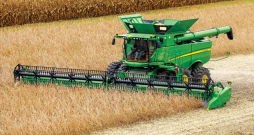'John Deere S700' sērijas kombains.