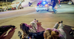 Vācijas kancleru pavadošajiem palīgiem un žurnālistiem otrdien Telavivas lidostā nācās steigšus pamest Vācijas valdības lidmašīnu un gulties uz skrejceļa. Vācijas kancleru pavadošajiem palīgiem un žurnālistiem otrdien Telavivas lidostā nācās steigšus pamest Vācijas valdības lidmašīnu un gulties uz skrejceļa.