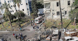 Aina pie Gazas "Al Ahli" slimnīcas trešdien. Izraēla un "Hamas" sniedz pretrunīgu informāciju par hospitāļa teritorijā notikušo eksploziju, kas prasījusi daudzu cilvēku dzīvību. Aina pie Gazas "Al Ahli" slimnīcas trešdien. Izraēla un "Hamas" sniedz pretrunīgu informāciju par hospitāļa teritorijā notikušo eksploziju, kas prasījusi daudzu cilvēku dzīvību.