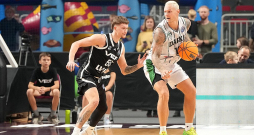 Jānis Timma (uzbrukumā) Eiropas basketbolā atgriezies pēc divu gadu pārtraukuma un pirmo reizi pārstāv Turcijas komandu.