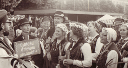 Lībiešu dziesmu ansamblis pulcējas Dziesmu svētku gājienam. 1973. gads
