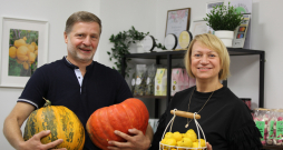 "Mētru gardumu" ražotnei Iveta un Uldis Širaki pielāgojuši savas mājas garāžu un terasi. Te arī plaukti ar gatavo produkciju. "Mētru gardumu" ražotnei Iveta un Uldis Širaki pielāgojuši savas mājas garāžu un terasi. Te arī plaukti ar gatavo produkciju.