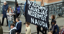 Skolotāju algu lielums un atalgojuma sistēmas reforma kā karsts kartupelis Latvijā tiek viļāts gadiem. Attēlā: Latvijas Izglītības un zinātnes darbinieku arodbiedrības organizētais protesta gājienā šā gada 24. aprīlī Rīgā. Skolotāji šajā akcijā prasīja politiķiem pildīt pirms 14. Saeimas vēlēšanām panākto vienošanos par darba samaksu. Skolotāju algu lielums un atalgojuma sistēmas reforma kā karsts kartupelis Latvijā tiek viļāts gadiem. Attēlā: Latvijas Izglītības un zinātnes darbinieku arodbiedrības organizētais protesta gājienā šā gada 24. aprīlī Rīgā. Skolotāji šajā akcijā prasīja politiķiem pildīt pirms 14. Saeimas vēlēšanām panākto vienošanos par darba samaksu.