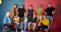 Uzņēmuma "Swotzy" komanda (augšējā rindā no kreisās) Nikolas Cinis, Lauris Rutkis, Uģis Bērziņš, Kaspars Lāns, Jēkabs Hincenbergs. Apakšējā rindā no kreisās – Alise Birzniece, Jeļena Rutka, Oskars Baltais, Krists Viļumsons, Kristians Jenčiuss. Uzņēmuma "Swotzy" komanda (augšējā rindā no kreisās) Nikolas Cinis, Lauris Rutkis, Uģis Bērziņš, Kaspars Lāns, Jēkabs Hincenbergs. Apakšējā rindā no kreisās – Alise Birzniece, Jeļena Rutka, Oskars Baltais, Krists Viļumsons, Kristians Jenčiuss.