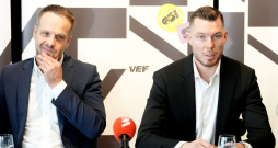 "VEF Rīga" galvenais treneris Jānis Gailītis (no kreisās) un vienības kapteinis Dairis Bertāns. "VEF Rīga" galvenais treneris Jānis Gailītis (no kreisās) un vienības kapteinis Dairis Bertāns.