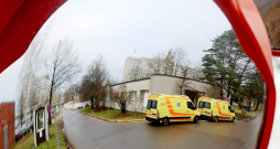 Neatliekamās medicīniskās palīdzības dienesta pārbaudes komisija esot izvērtējusi konkrētās brigādes rīcību un sniegto palīdzību izsaukumā un atzinusi, ka brigādes vadītājs nerīkojās atbilstoši dienestā noteiktajai kārtībai neatliekamās medicīniskās palīdzības sniegšanā. Neatliekamās medicīniskās palīdzības dienesta pārbaudes komisija esot izvērtējusi konkrētās brigādes rīcību un sniegto palīdzību izsaukumā un atzinusi, ka brigādes vadītājs nerīkojās atbilstoši dienestā noteiktajai kārtībai neatliekamās medicīniskās palīdzības sniegšanā.