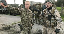 Virsseržantam Artim Mičulim (no kreisās) nekad nav grūti kaut ko paskaidrot saviem zemessargiem.