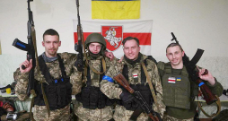 Baltkrievi uzskata, ka viņi Ukrainā karo arī par savas dzimtenes brīvību. Oļegs (otrais no labās) kopā ar saviem kaujas biedriem. Baltkrievi uzskata, ka viņi Ukrainā karo arī par savas dzimtenes brīvību. Oļegs (otrais no labās) kopā ar saviem kaujas biedriem.