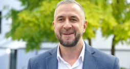 "Helmes Latvija" valdes priekšsēdētājs Viesturs Bulāns: "IT sistēmu ideju līmenī arī Latvijā viss ir kārtībā, valsts iestādēs un VARAM, kas koordinē valsts pakalpojumu digitalizāciju, ir pietiekami daudz gaišu prātu. Taču viss nojūk, tiklīdz nonāk līdz publiskajam iepirkumam – tur šīs idejas pazūd un sākas vairums problēmu." "Helmes Latvija" valdes priekšsēdētājs Viesturs Bulāns: "IT sistēmu ideju līmenī arī Latvijā viss ir kārtībā, valsts iestādēs un VARAM, kas koordinē valsts pakalpojumu digitalizāciju, ir pietiekami daudz gaišu prātu. Taču viss nojūk, tiklīdz nonāk līdz publiskajam iepirkumam – tur šīs idejas pazūd un sākas vairums problēmu."