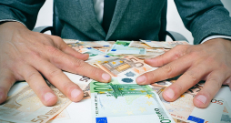 No Saeimā pārstāvētajām partijām vislielāko valsts finansējumu saņem "Jaunā Vienotība", kurai piešķirta maksimālā summa – 992 000 eiro gadā. No Saeimā pārstāvētajām partijām vislielāko valsts finansējumu saņem "Jaunā Vienotība", kurai piešķirta maksimālā summa – 992 000 eiro gadā.