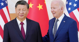 ASV prezidents Džo Baidens un Ķīnas prezidents Sji Dziņpins G20 sanāksmē Bali. "Cilvēces nākotni un likteni noteiks tas, kā Ķīna un ASV sadzīvos pārmaiņu un satricinājumu pasaulē," vēlāk izteicās Sji. ASV prezidents Džo Baidens un Ķīnas prezidents Sji Dziņpins G20 sanāksmē Bali. "Cilvēces nākotni un likteni noteiks tas, kā Ķīna un ASV sadzīvos pārmaiņu un satricinājumu pasaulē," vēlāk izteicās Sji.