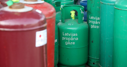 Šobrīd normatīvais regulējums paredz, ka tirgū var atrasties gan jaunie sašķidrinātās naftas gāzes (SNG) baloni, kas ir ražoti saskaņā ar ES prasībām (attēlā – zaļi), gan arī vecie sarkanie SNG baloni, kas bija ražoti saskaņā ar GOST standartu. Šobrīd normatīvais regulējums paredz, ka tirgū var atrasties gan jaunie sašķidrinātās naftas gāzes (SNG) baloni, kas ir ražoti saskaņā ar ES prasībām (attēlā – zaļi), gan arī vecie sarkanie SNG baloni, kas bija ražoti saskaņā ar GOST standartu.