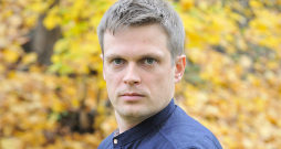 Viesturs Roziņš: "Izrādes aicinājums ir katram padomāt par savu laimes sienu – citam tā ir karjera, citam pārticība un bagātība." Viesturs Roziņš: "Izrādes aicinājums ir katram padomāt par savu laimes sienu – citam tā ir karjera, citam pārticība un bagātība."