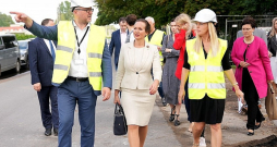 Kad veselības ministres amatā bija Līga Meņģelsone, viņa kopā ar citām amatpersonām samērā nesen, 22. augustā, apmeklējusi Stradiņa slimnīcu, izskatot jaunās ēkas projektu virzību un apskatot arī objektu klātienē. Toreiz veselības ministre necēla trauksmi par būvdarbu gaitu. Taču pusotru mēnesi vēlāk, kad slimnīcas topošajā ēkā pabija un situācijā iedziļinājās jaunais veselības ministrs Hosams Abu Meri, Veselības ministrijas vadība ieraudzījusi, ka slimnīcas priekšniecība netiek ar projektu galā. Attēlā: iepriekšējā veselības ministre Līga Meņģelsone (vidū) Stradiņa slimnīcas toreizējā valdes priekšsēdētāja Rinalda Muciņa vadībā apskata slimnīcas A2 korpusa celtniecību.