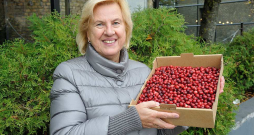 Augļkopības uzņēmuma SIA "Very Berry" īpašniece Gundega Sauškina: "Izstādes – tā nav vis dārga izklaide, kā tas reizēm izskan publiski, bet milzīgs mūsu darbinieku un Zemkopības ministrijas ieguldījums, kas nes ekonomisku atdevi. Jau pērn 35 % no visa uzņēmuma pārdotā apjoma bija eksports, un šogad tas būs vēl lielāks." Augļkopības uzņēmuma SIA "Very Berry" īpašniece Gundega Sauškina: "Izstādes – tā nav vis dārga izklaide, kā tas reizēm izskan publiski, bet milzīgs mūsu darbinieku un Zemkopības ministrijas ieguldījums, kas nes ekonomisku atdevi. Jau pērn 35 % no visa uzņēmuma pārdotā apjoma bija eksports, un šogad tas būs vēl lielāks."