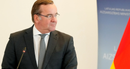 Vācijas aizsardzības ministrs Boriss Pistoriuss piedalās preses konferencē pēc tikšanās ar Latvijas aizsardzības ministru Aizsardzības ministrijā.