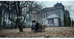 Kadrs no Aika Karapetjana filmas "Bezkaunīgie". Kadrs no Aika Karapetjana filmas "Bezkaunīgie".