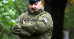 "Jābeidz mītiņi uz kauliem," Lāčplēša dienas gaidās par politizētām runām kapos karavīru piemiņas dienās savā vērtējumā ir skarbs Zemessardzes štāba virsnieks, Nacionālo bruņoto spēku majors Jānis Slaidiņš. "Jābeidz mītiņi uz kauliem," Lāčplēša dienas gaidās par politizētām runām kapos karavīru piemiņas dienās savā vērtējumā ir skarbs Zemessardzes štāba virsnieks, Nacionālo bruņoto spēku majors Jānis Slaidiņš.