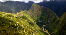 Maču Pikču līkumotie ceļi pie Urubambas. Maču Pikču līkumotie ceļi pie Urubambas.
