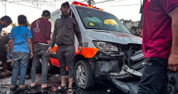 Cilvēki Gazas joslā pulcējas pie ātrās palīdzības auto, kas cietis no iespējamā Izraēlas armijas uzbrukuma. Cilvēki Gazas joslā pulcējas pie ātrās palīdzības auto, kas cietis no iespējamā Izraēlas armijas uzbrukuma.