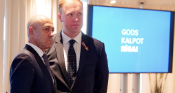 "Gods kalpot Rīgai" priekšsēdētājs Oļegs Burovs (no kreisās) partijas kongresā kopā ar jauno sabiedroto – Latvijas Zemnieku savienības līderi, ekonomikas ministru Viktoru Valaini.