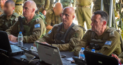 Izraēlas armijas virsnieks Herzi Halevi (pirmais no labās).
