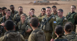 Izraēlas armijas virsnieks Herzi Halevi (centrā). Izraēlas armijas virsnieks Herzi Halevi (centrā).