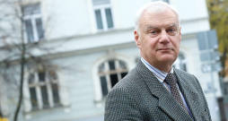 Valsts meža dienesta ģenerāldirektors Arvīds Ozols: "Pretēji sabiedrības paustajām bažām par mežu pārmērīgu izciršanu aizvadītajā gadā tā nepalielinājās. Mežizstrādes apjomu galvenokārt ietekmē koksnes cena, nevis ciršanas noteikumu liberalizācija. Kaut arī pērn VMD izsniedza vairāk apliecinājumu koku ciršanai nekā iepriekšējos gados, faktiskie izciršanas apjomi būtiski nav mainījušies." Valsts meža dienesta ģenerāldirektors Arvīds Ozols: "Pretēji sabiedrības paustajām bažām par mežu pārmērīgu izciršanu aizvadītajā gadā tā nepalielinājās. Mežizstrādes apjomu galvenokārt ietekmē koksnes cena, nevis ciršanas noteikumu liberalizācija. Kaut arī pērn VMD izsniedza vairāk apliecinājumu koku ciršanai nekā iepriekšējos gados, faktiskie izciršanas apjomi būtiski nav mainījušies."