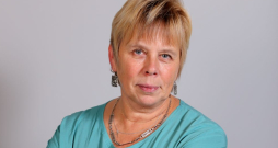 Māra Jakubovska: "Patiesībā jau no visām dzīves problēmām – ne tikai ar vecām tantēm, bet jebkurām – iespējams izkļūt tikai ar humoru." Māra Jakubovska: "Patiesībā jau no visām dzīves problēmām – ne tikai ar vecām tantēm, bet jebkurām – iespējams izkļūt tikai ar humoru."