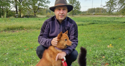 Trīs mednieki: Artūrs Volkovs, somu špics Borns un kaķis Bū.