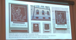 Anšlavam Eglītim veltītā piemiņas plāksne grāmatas veidā parāda abus viņa talantus – rakstniecību un mākslu. Anšlavam Eglītim veltītā piemiņas plāksne grāmatas veidā parāda abus viņa talantus – rakstniecību un mākslu.