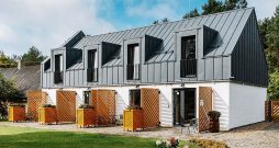 Sētas pusē katra apartamenta ieejas terases organizētas ar koka vairogiem, kurus var arī aiztaisīt ciet, savā ziņā saglabājot klēts izjūtu. Pārsvarā vairogi stāv vaļā un, aizsedzot ieeju, rada privāto telpu katrai ģimenei. 