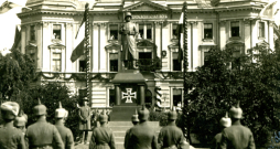 Piemineklis vācu karavīriem. Atklāšana 1918. gada 3. septembrī.