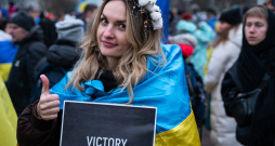 Ukrainas atbalstītāji nezaudē ticību, ka ukraiņi vēl ir ceļā uz uzvaru un agri vai vēlu Krievijas okupantu armijai nāksies atkāpties no Ukrainas zemes. Ukrainas atbalstītāji nezaudē ticību, ka ukraiņi vēl ir ceļā uz uzvaru un agri vai vēlu Krievijas okupantu armijai nāksies atkāpties no Ukrainas zemes.