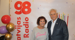 Leģendārie "Mikrofona" dziesmu aptaujas vadītāji Lia Guļevska un Gunārs Jākobsons Latvijas Radio mājā Doma laukumā šā gada 1. novembrī. Leģendārie "Mikrofona" dziesmu aptaujas vadītāji Lia Guļevska un Gunārs Jākobsons Latvijas Radio mājā Doma laukumā šā gada 1. novembrī.