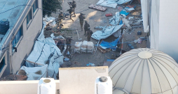 Izraēlas karavīri pārmeklē Gazas joslas lielāko slimnīcu "Al Šifa". Izraēlas karavīri pārmeklē Gazas joslas lielāko slimnīcu "Al Šifa".