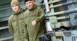 Kevins pavisam nesen iestājās valsts aizsardzības dienestā, bet jau tagad skaidri zina, ka veidos karjeru tieši militārajā jomā, dodoties tēta pēdās!