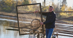 Dienā murdus no tača izņem, upē tos liks līdz ar tumsu, kas ir nēģu darbīgais laiks. Attēlā: Uldis Rozenšteins ar murdu uz Salacas pirmā tača.