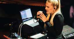 Dziedātāja, multiinstrumentāliste Una Daniela.