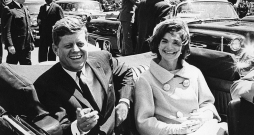 ASV prezidents Džons Ficdžeralds Kenedijs ar dzīvesbiedri Žaklīnu automašīnā Vašingtonā 1961. gada maijā. Kenedija nogalināšana ir sazvērestības teorijām apvītākais stāsts ASV vēsturē, un CIP pārklātais slepenības plīvurs to tikai veicina.