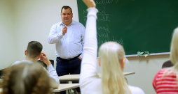 Saskaņā ar "Eurostat" datiem, Igaunijā izglītībai izlietoti 6,4% no iekšzemes kopprodukta, Latvijā – 5,1%. Attēlā: mācību stunda Jana Poskas Tartu valsts ģimnāzijā. Saskaņā ar "Eurostat" datiem, Igaunijā izglītībai izlietoti 6,4% no iekšzemes kopprodukta, Latvijā – 5,1%. Attēlā: mācību stunda Jana Poskas Tartu valsts ģimnāzijā.